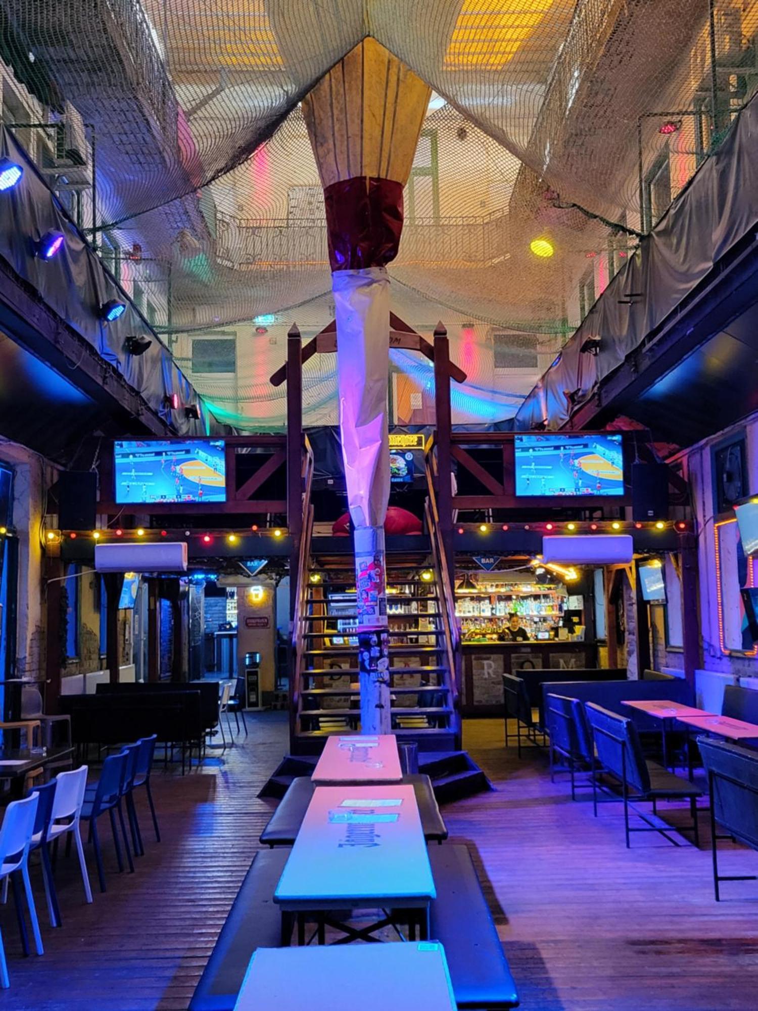 Budapest Party Hostel At Udvarom — Photos 1