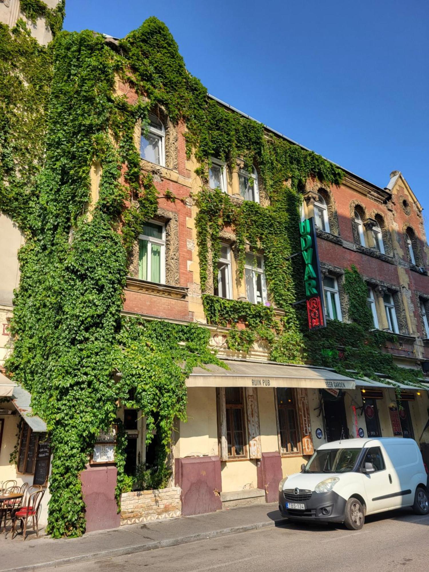 Budapest Party Hostel At Udvarom — Photos 2